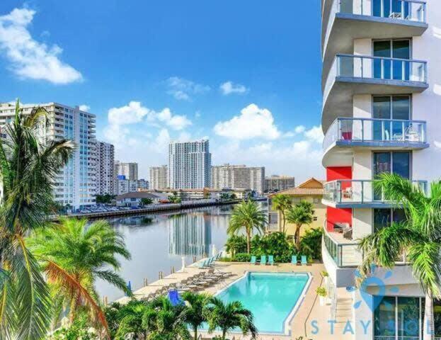 MODERN Resort BALCONY W VIEW Resort POOL Hallandale Beach Exterior foto